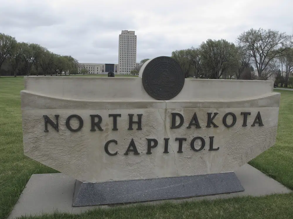 La Chambre des représentants du Dakota du Nord adopte des projets de loi omettant l’identité transgenre et criminalisant les soins d’affirmation de genre pour les mineurs