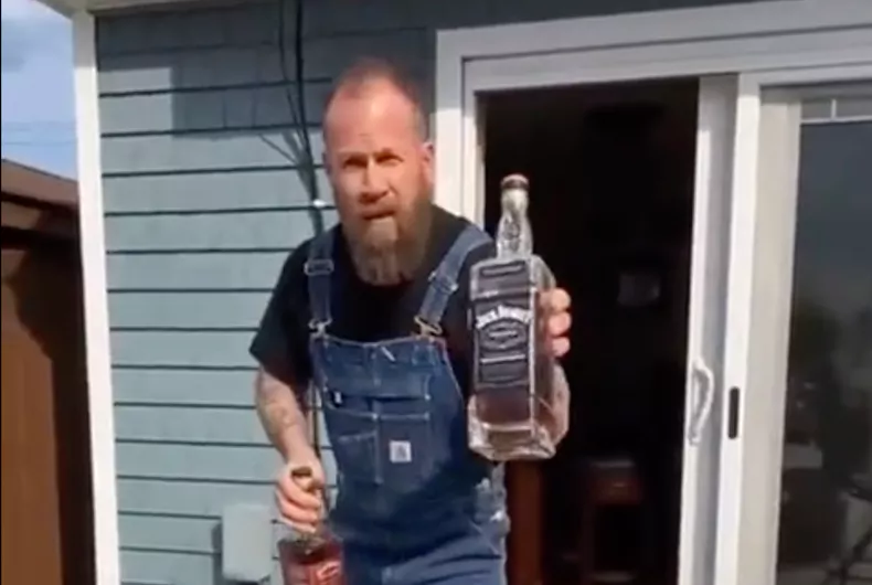 Appels au boycott conservateur après que Jack Daniel's a mis en scène des drag queens dans sa campagne Pride
